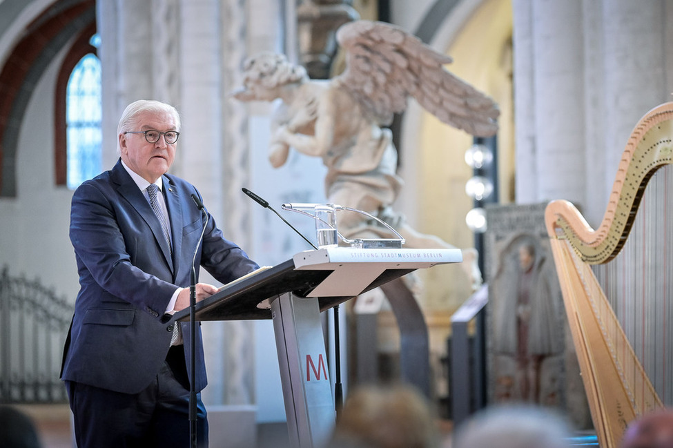Bundespräsident Frank-Walter Steinmeier hält eine Ansprache bei der Festveranstaltung "30 Jahre Deutsche Gesellschaft e. V." in der Nikolaikirche in Berlin.