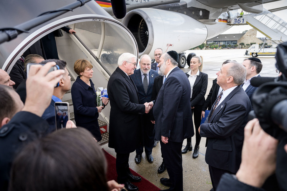 Bundespräsident Frank-Walter Steinmeier und Elke Büdenbender werden bei der Ankunft auf dem Flughafen von Tel Aviv von Aryeh Deri, dem Minister für die Entwicklung des Negev und Galiläas des Staates Israel, begrüßt