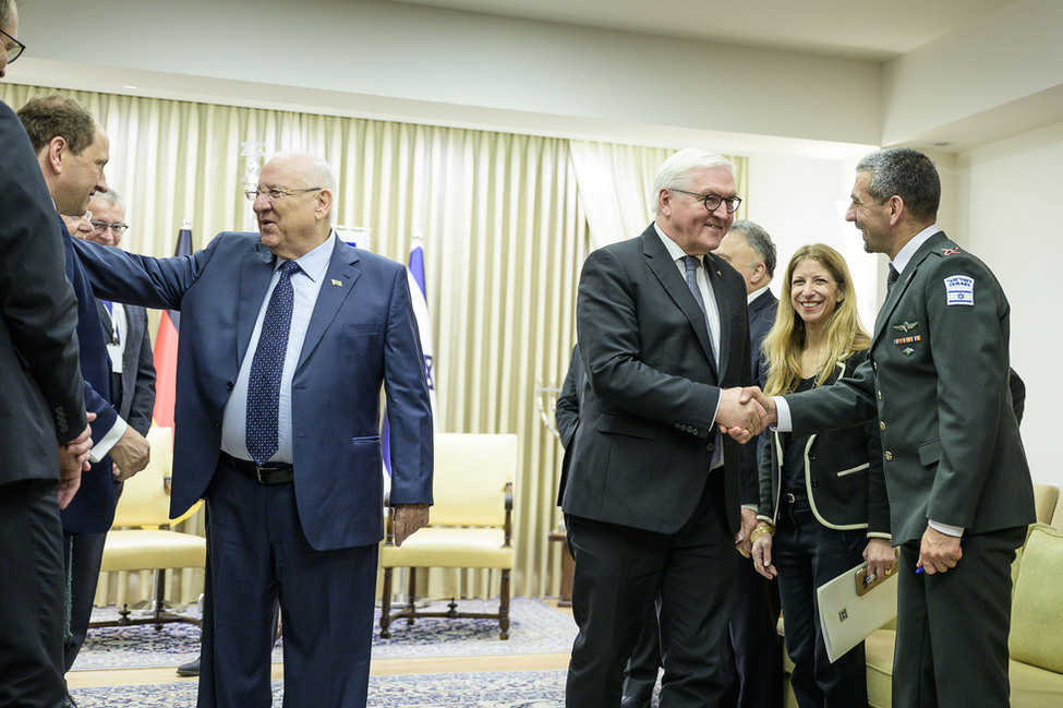 Bundespräsident Frank-Walter Steinmeier und der Präsident des Staates Israel, Reuven Rivlin, begrüßen die Delegationen vor einem gemeinsamen Gespräch im Amtssitz des israelischen Präsidenten in Jerusalem