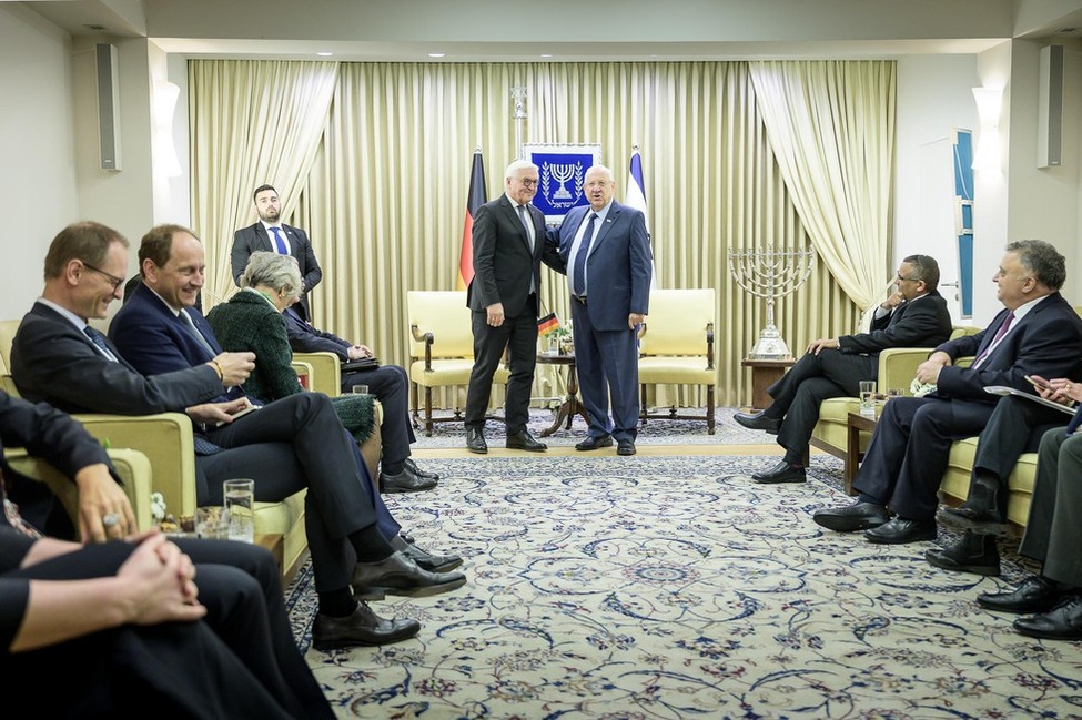 Bundespräsident Frank-Walter Steinmeier und der Präsident des Staates Israel, Reuven Rivlin, vor einem gemeinsamen Gespräch im Amtssitz des israelischen Präsidenten in Jerusalem