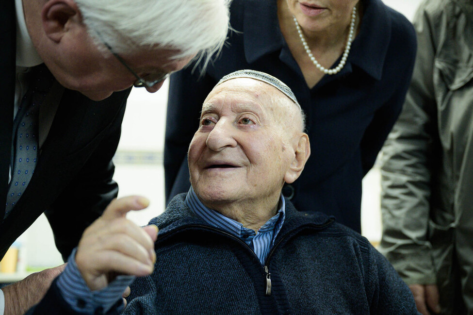 Bundespräsident Frank-Walter Steinmeier bei der Begegnung mit dem Holocaust-Überlebenden Elias Feinzilberg im AMCHA Zentrum Jerusalem.