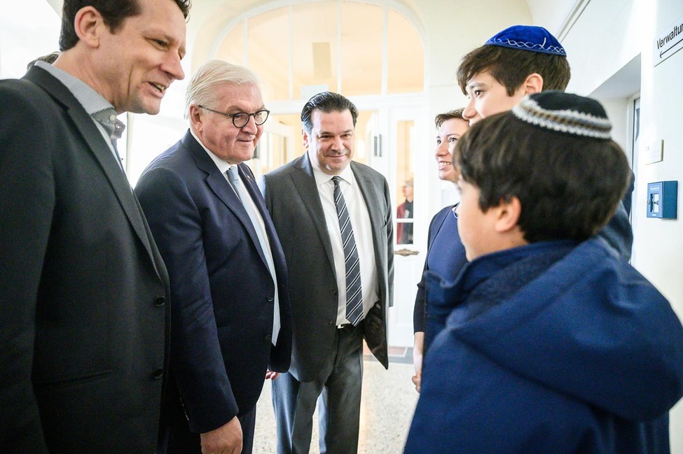 Bundespräsident Frank-Walter Steinmeier gemeinsam mit Schulleiter Aaron Eckstädt und Gideon Joffe, Vorsitzender der Jüdischen Gemeinde zu Berlin, bei einer Begegnung mit Schülern des Moses-Mendelssohn-Gymnasiums 