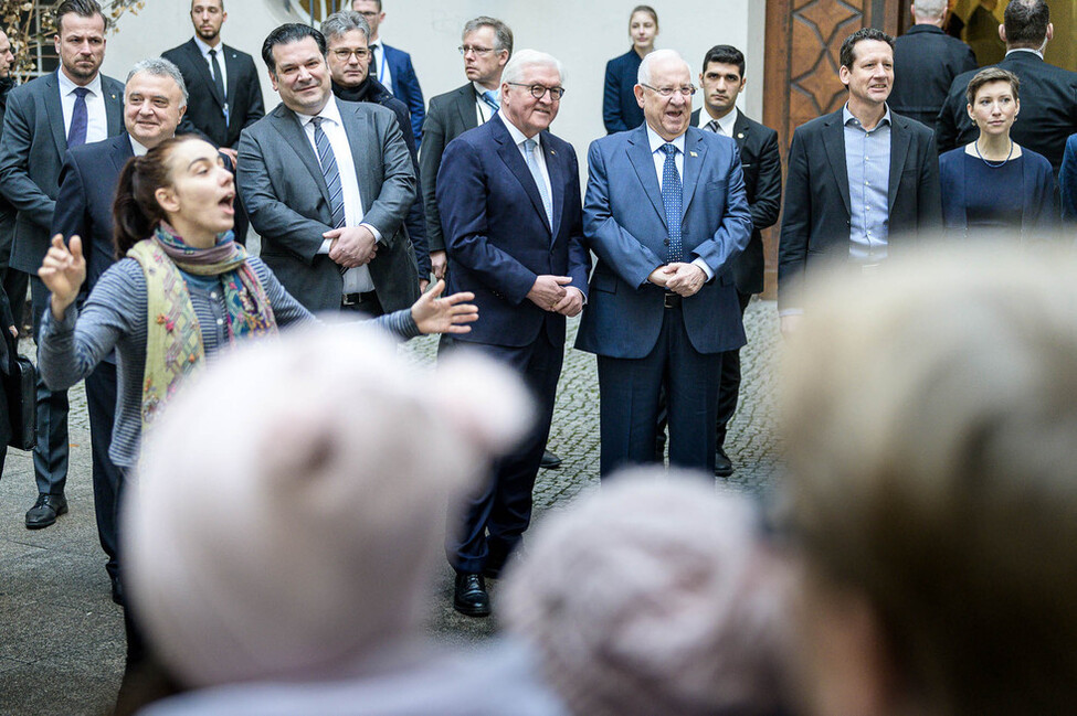 Bundespräsident Frank-Walter Steinmeier und der Präsident des Staates Israel, Reuven Rivlin, bei einer Aufführung des Schulchors des Jüdischen Gymnasiums Moses Mendelssohn