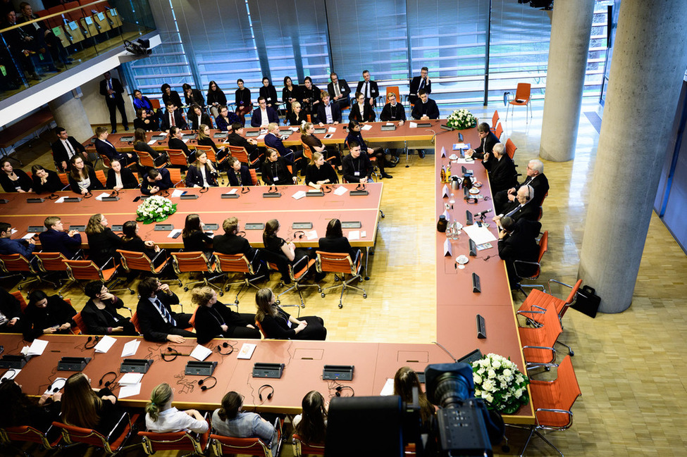 Bundespräsident Frank-Walter Steinmeier, der Präsident des Staates Israel und der Bundestagspräsident bei einer Podiumsdiskussion mit den Teilnehmern der Jugendbegegnung des Deutschen Bundestags
