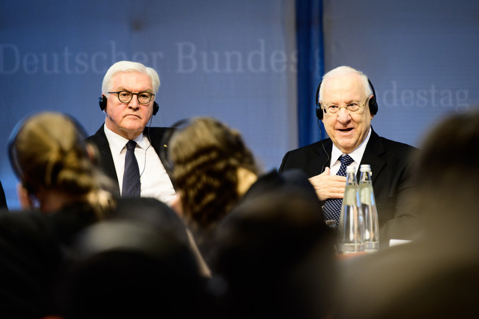 Bundespräsident Frank-Walter Steinmeier und der Präsident des Staates Israel  bei einer Podiumsdiskussion mit den Teilnehmern der Jugendbegegnung des Deutschen Bundestags