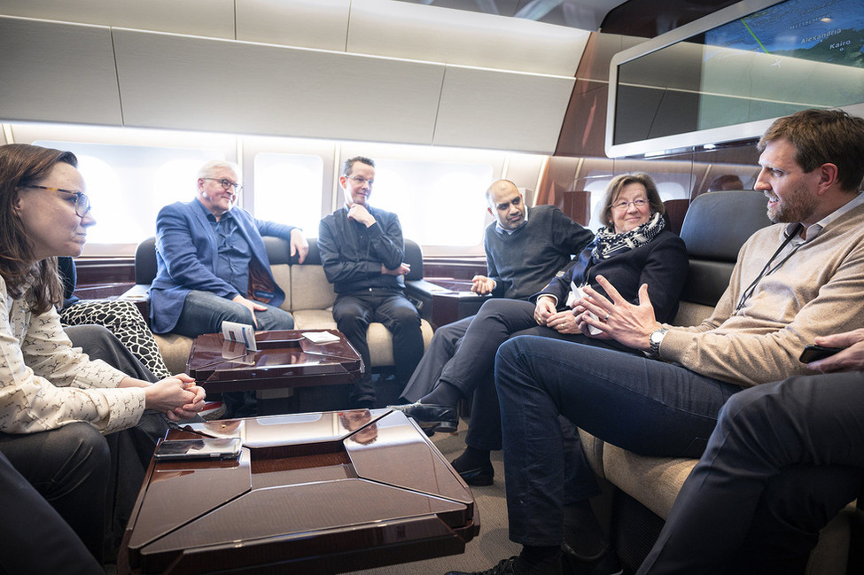 Bundespräsident Frank-Walter Steinmeier im Flugzeug auf dem Weg zu seinem Staatsbesuch nach Kenia in einem Gespräch mit mitreisenden Gästen, unter anderem dem ehemaligen Basketballspieler Dirk Nowitzki