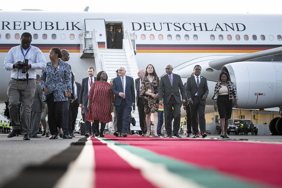 Bundespräsident Frank-Walter Steinmeier bei der Ankunft am Flughafen in Nairobi zu seinem Staatsbesuch in der Republik Kenia