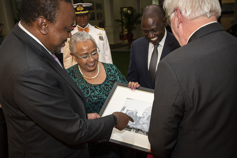 Bundespräsident Frank-Walter Steinmeier übergibt das Gastgeschenk an den kenianischen Staatspräsidenten Uhuru Kenyatta beim Staatsbankett in Nairobi