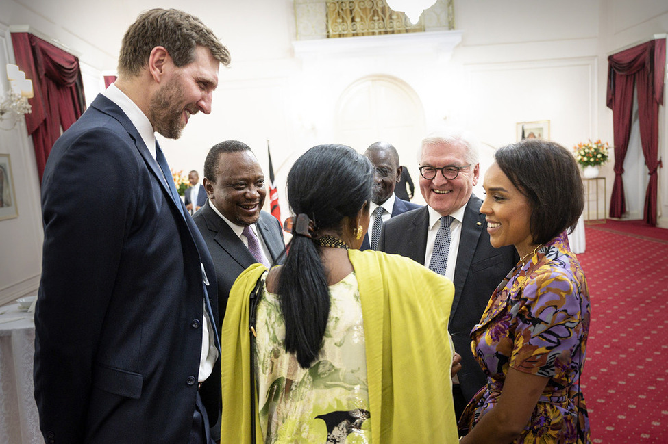 Bundespräsident Frank-Walter Steinmeier bei einer Begegnung mit Gästen des Staatsbanketts in Nairobi.