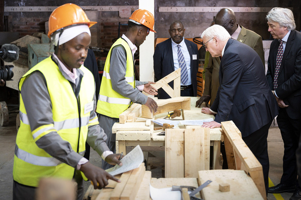 Bundespräsident Frank-Walter Steinmeier beim Rundgang durch die Schreinerei des Berufsbildungsinstituts "Kiambu Institute of Science and Technology" in Nairobi während des Staatsbesuchs in der Republik Kenia.