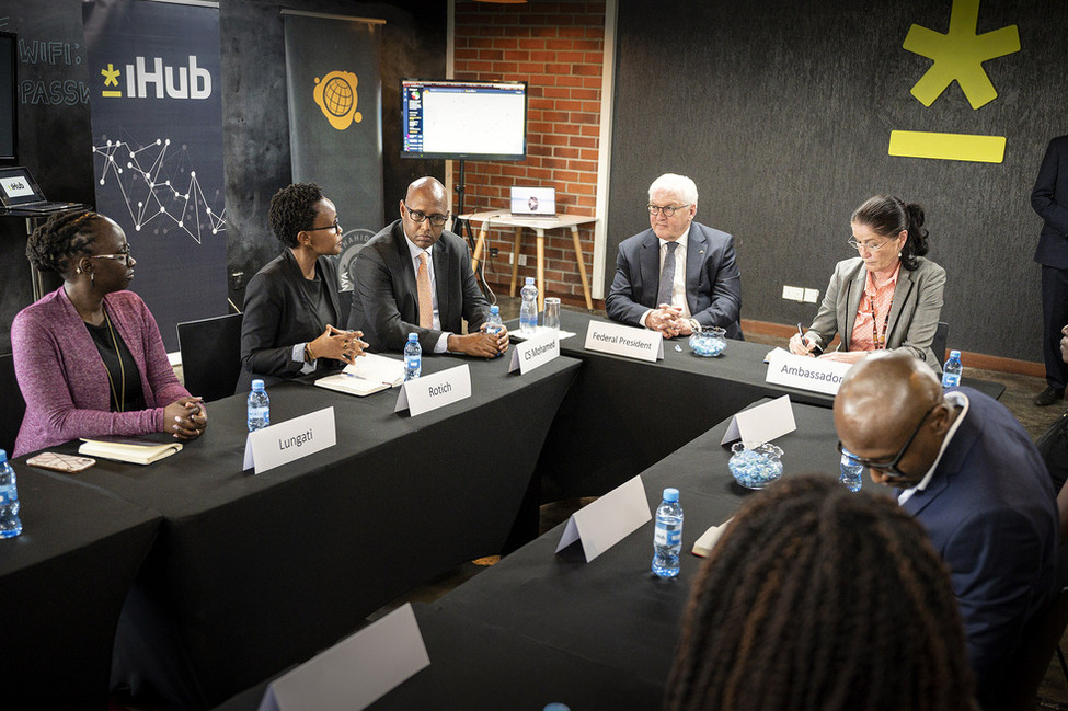 Bundespräsident Frank-Walter Steinmeier im Gespräch mit Vertreterinnen und Vertretern kenianischer IT-Unternehmen im Innovationszentrum iHub in Nairobi während des Staatsbesuchs in der Republik Kenia.