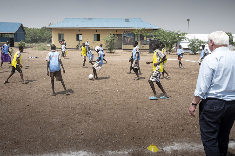 Bundespräsident Frank-Walter Steinmeier beim Besuch eines Sportprojekts in der Al Nuur Grundschule in Kakuma während des Staatsbesuchs in der Republik Kenia.