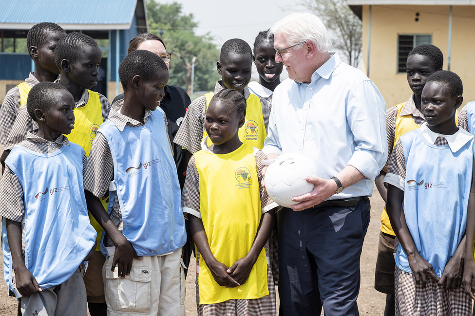 Bundespräsident Frank-Walter Steinmeier bei der Begegnung mit Schülerinnen und Schülern eines Sportprojekts in der Al Nuur Grundschule in Kakuma während des Staatsbesuchs in der Republik Kenia.