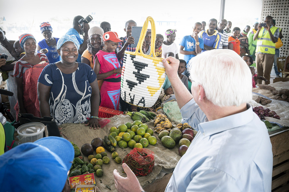 Bundespräsident Frank-Walter Steinmeier beim Rundgang über den Markt in Natukobenyo in Kalobeyei während des Staatsbesuchs in der Republik Kenia.