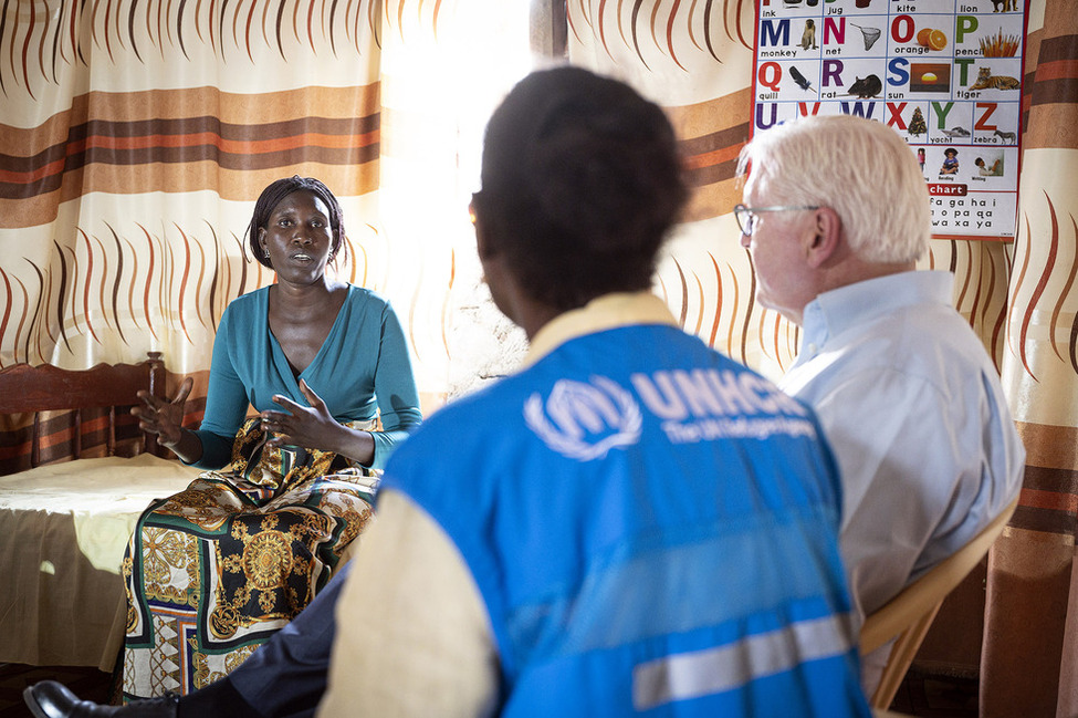 Bundespräsident Frank-Walter Steinmeier im Gespräch mit einer Geflüchteten in einer dauerhaften Unterkunft für Geflüchtete in Kalobeyei während des Staatsbesuchs in der Republik Kenia.