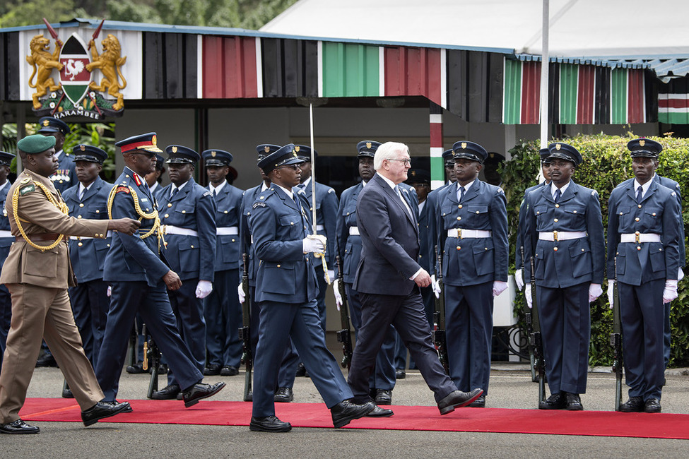 Bundespräsident Frank-Walter Steinmeier bei der Begrüßung mit militärischen Ehren durch den Staatspräsidenten der Republik Kenia, Uhuru Kenyatta beim Staatsbesuch in der Republik Kenia.