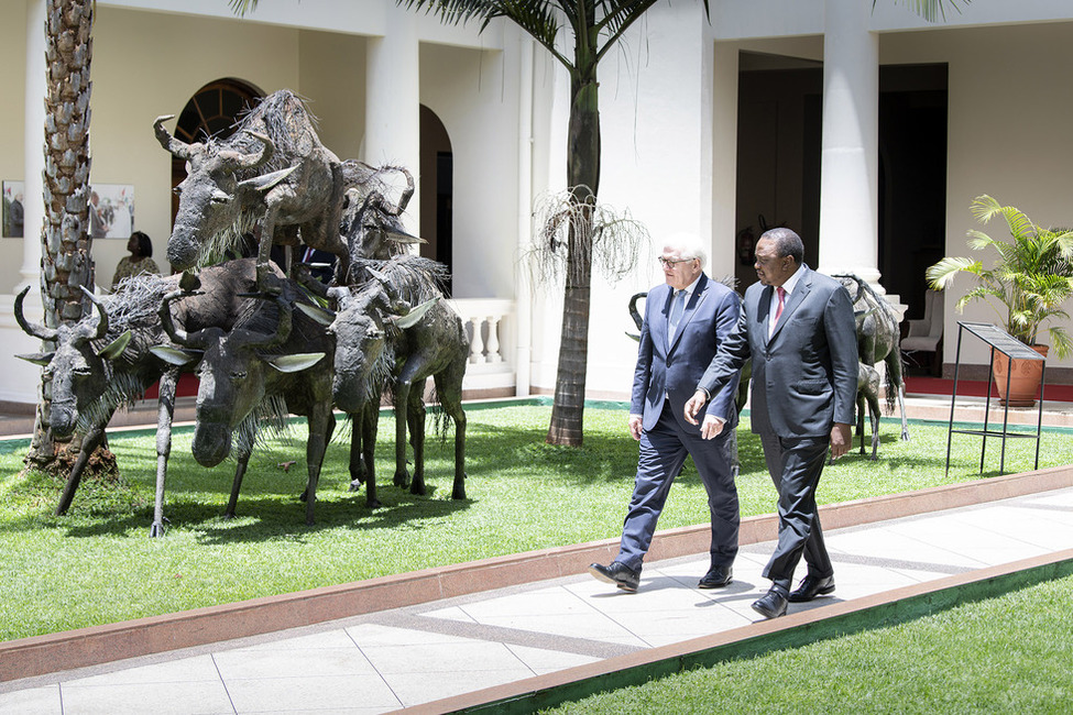 Bundespräsident Frank-Walter Steinmeier im Gespräch mit dem Staatspräsidenten der Republik Kenia, Uhuru Kenyatta während des gemeinsamen Gangs ins State House beim Staatsbesuch in der Republik Kenia.