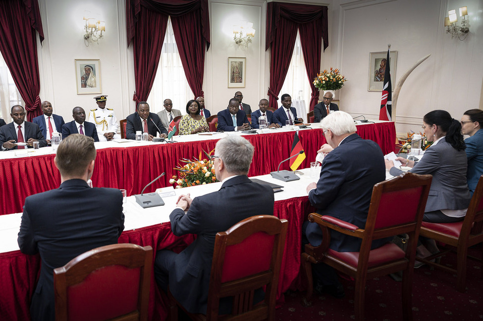 Bundespräsident Frank-Walter Steinmeier beim Gespräch im erweiterten Kreis mit dem Staatspräsidenten der Republik Kenia, Uhuru Kenyatta beim Staatsbesuch in der Republik Kenia.