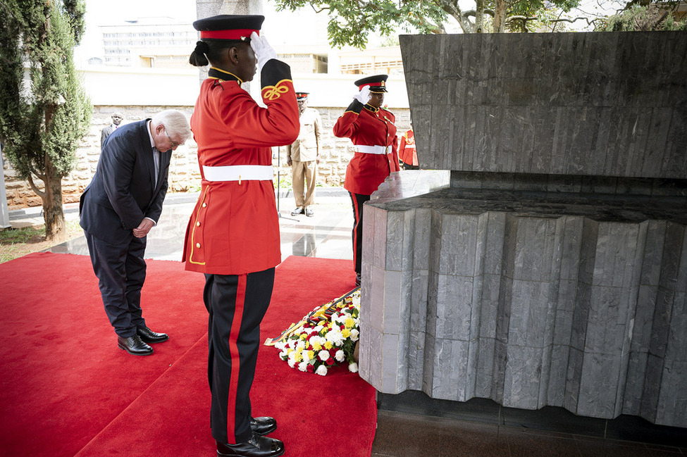 Bundespräsident Frank-Walter Steinmeier verbeugt sich nach einer Kranzniederlegung am Jomo Kenyatta Mausoleum in Nairobi