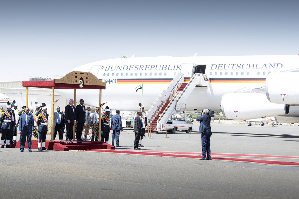 Bundespräsident Frank-Walter Steinmeier gemeinsam mit dem Vorsitzenden des Souveränitätsrates der Republik Sudan, General Abdel Fattah Abdel Rahman Burhan, bei der Begrüßung mit militärischen Ehren am Flughafen in Khartum