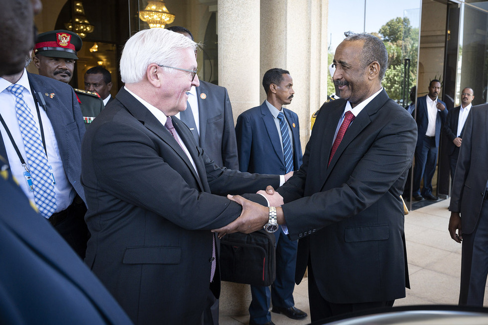 Bundespräsident Frank-Walter Steinmeier bei der Verabschiedung von General Abdel Fattah Abdel Rahman Burhan, dem Vorsitzenden des Souveränitätsrates der Republik Sudan, nach einem gemeinsamen Gespräch