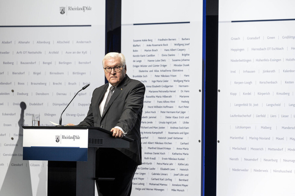 Bundespräsident Frank-Walter Steinmeier hält eine Rede nach dem ökumenischen Gottesdienst zum Gedenken an die Opfer der Hochwasserkatastrophe im Hohen Dom zu Aachen