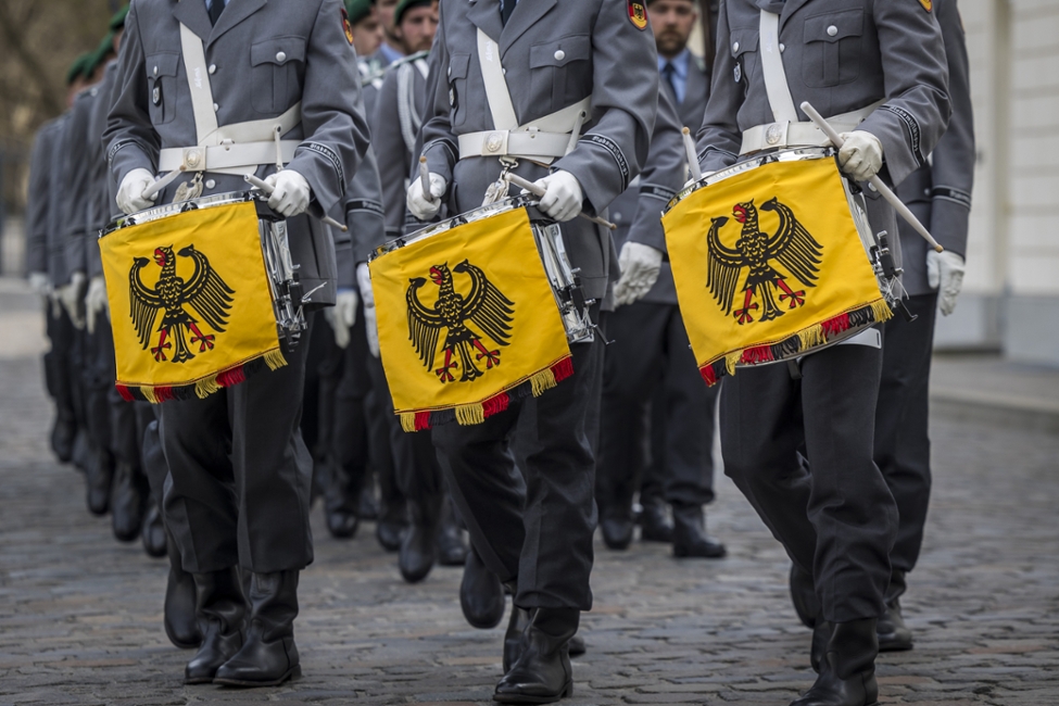 Das Stabsmusikkorps der Bundeswehr, gemeinsam mit dem Wachbataillon des Bundesministeriums der Verteidigung, zur Begrüßung der designierten Botschafter