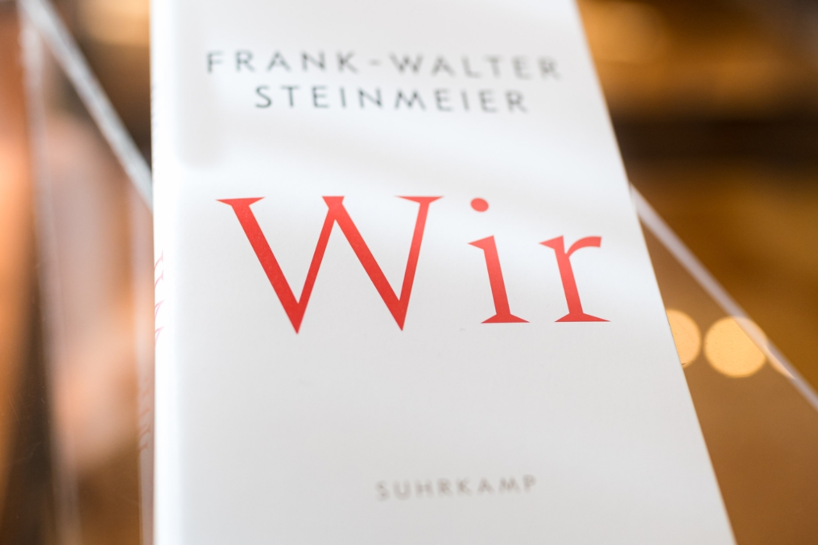 Das Buch "Wir" bei seiner Vorstellung in Schloss Bellevue