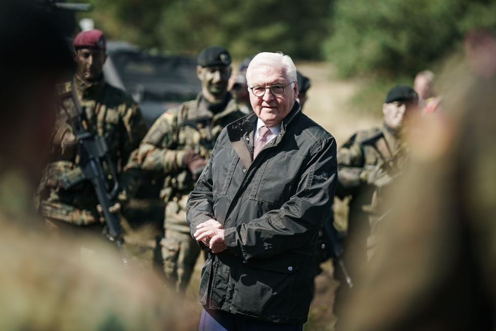 Bundespräsident Frank-Walter Steinmeier im Gespräch mit Soldatinnen und Soldaten auf dem Truppenübungsplatz in Munster