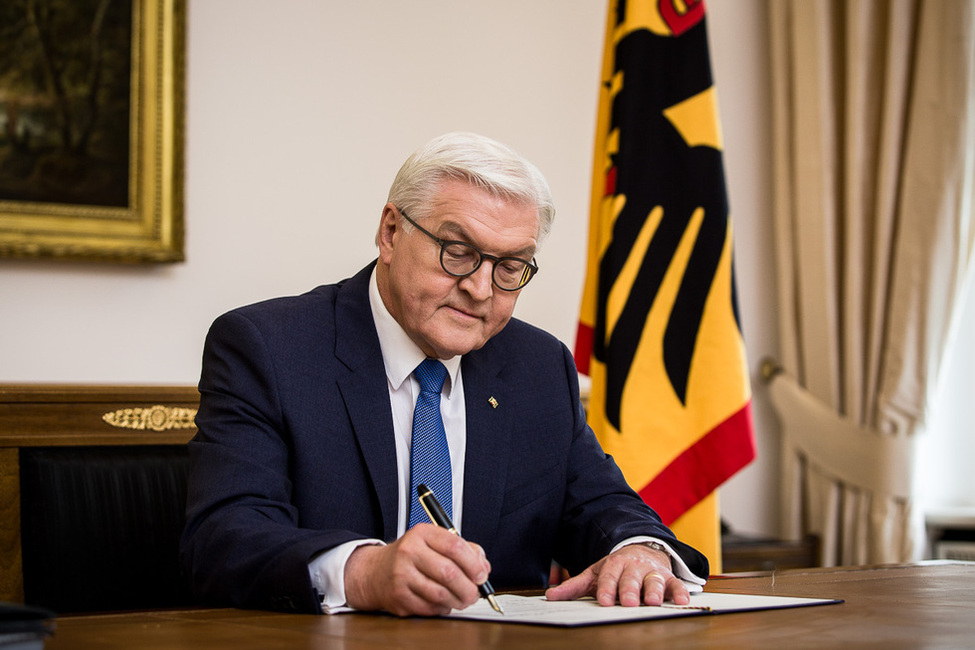 Bundespräsident Frank-Walter Steinmeier im Amtszimmer (Archivbild)