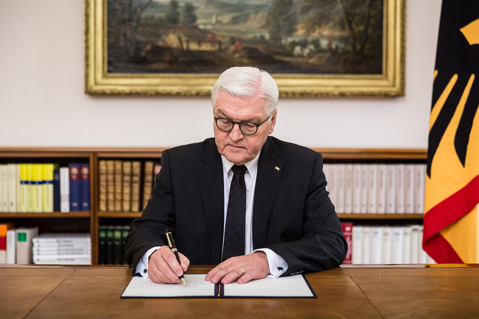 Bundespräsident Frank-Walter Steinmeier im Amtszimmer (Archivbild)