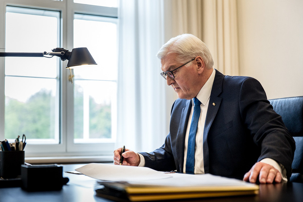 Bundespräsident Frank-Walter Steinmeier im Arbeitszimmer (Archivbild)