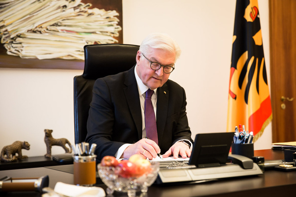 Bundespräsident Frank-Walter Steinmeier in seinem Arbeitszimmer (Archivbild)