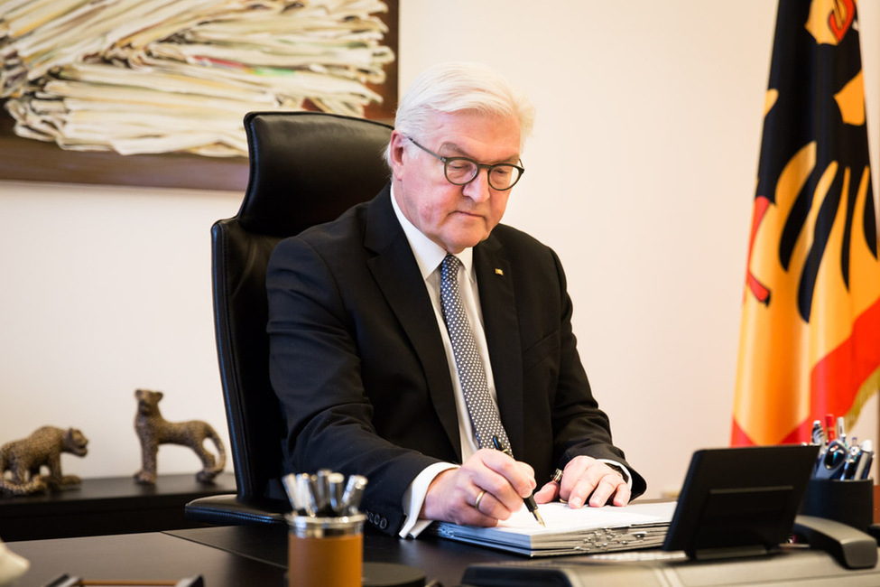 Bundespräsident Frank-Walter Steinmeier in seinem Arbeitszimmer (Archivbild)