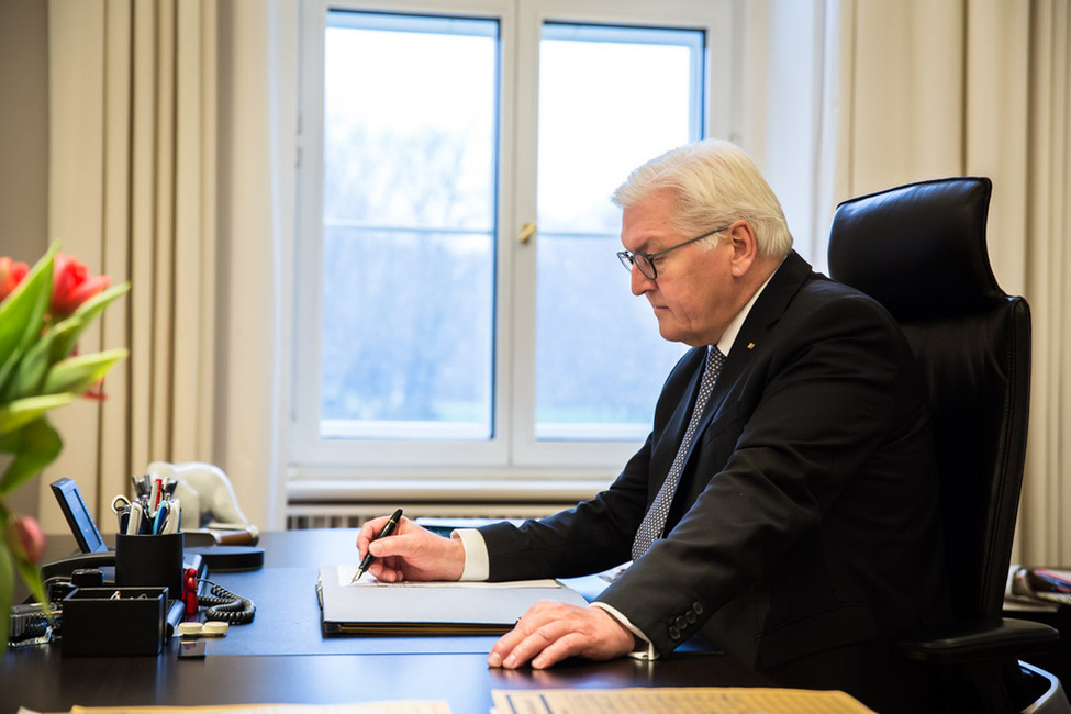 Bundespräsident Frank-Walter Steinmeier in seinem Arbeitszimmer (Archivbild)