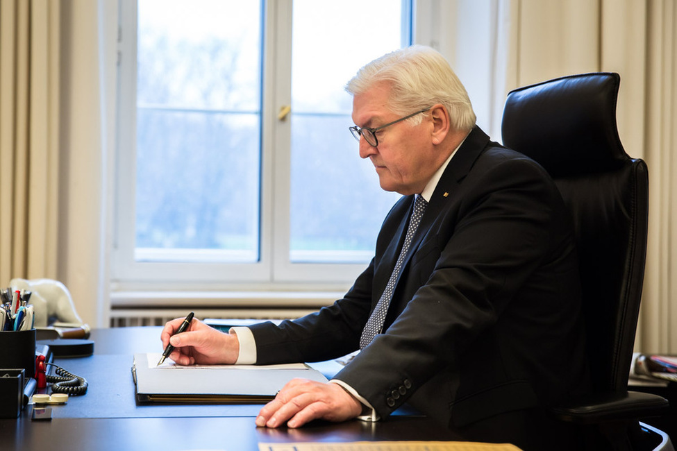 Bundespräsident Frank-Walter Steinmeier in seinem Arbeitszimmer (Archivbild)