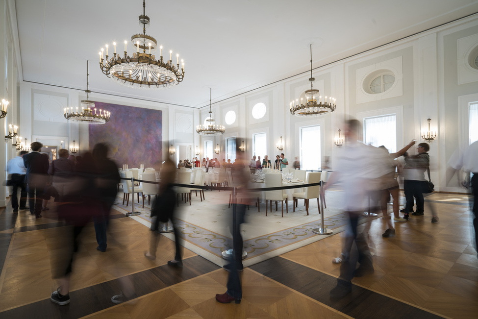 Tag des offenen Schlosses: Besucherinnen und Besucher im Großen Saal von Schloss Bellevue (Archivbild)