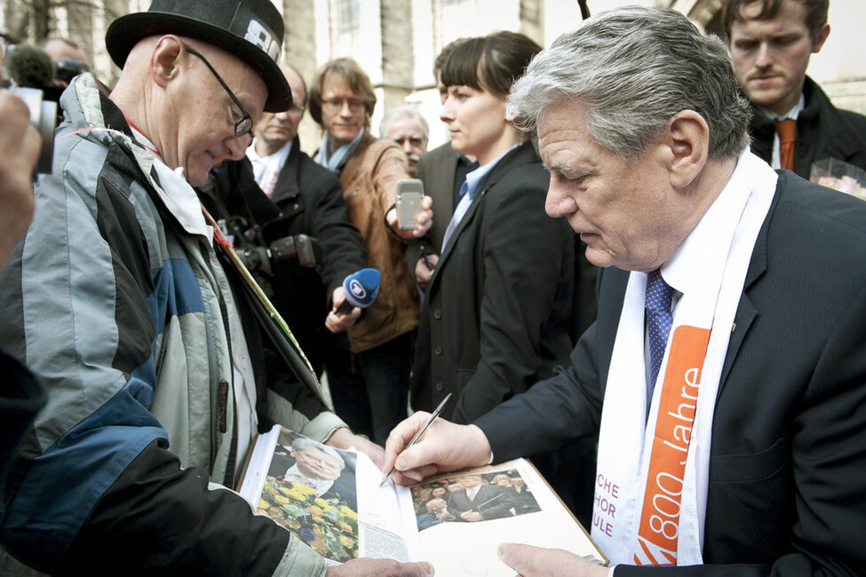 Festveranstaltung 800 Jahre Thomana in Leipzig - Bundespräsident Joachim Gauck mit Bürgerinnen und Bürgern vor der Thomaskirche