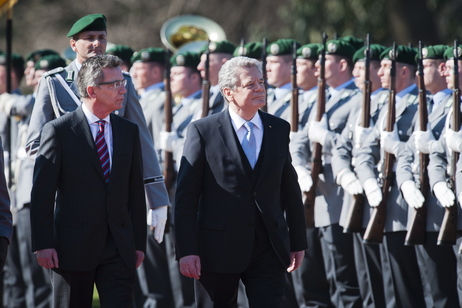 Begrüßung von Bundespräsident Joachim Gauck mit militärischen Ehren im Park von Schloss Bellevue - Bundespräsident Joachim Gauck mit dem Bundesminister der Verteidigung, Thomas de Maizière