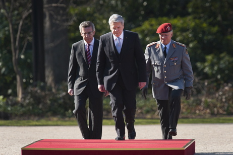 Bundespräsident Joachim Gauck, der Bundesminister der Verteidigung Thomas de Maizière sowie Generalinspekteur der Bundeswehr Volker Wieker vor der Begrüßung des Bundespräsidenten durch die Ehrenformation der Bundeswehr