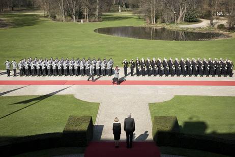 Begrüßung von Bundespräsident Joachim Gauck mit militärischen Ehren im Park von Schloss Bellevue