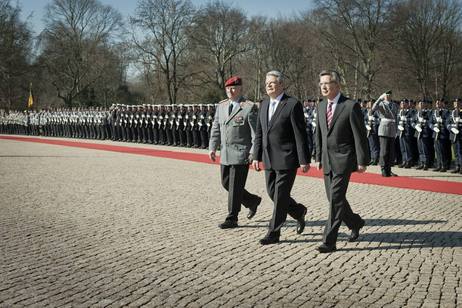 Begrüßung von Bundespräsident Joachim Gauck mit militärischen Ehren im Park von Schloss Bellevue - Bundespräsident Joachim Gauck mit dem Bundesminister der Verteidigung Thomas de Maizière und dem Generalinspekteur der Bundeswehr, Volker Wieker