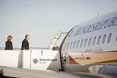 Bundespräsident Joachim Gauck und Frau Daniela Schadt beim Abflug nach Warschau