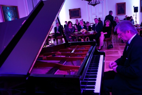 Bundespräsident Joachim Gauck mit seiner Lebenspartnerin Daniela Schadt und dem polnischen Präsidenten Bronisław Komorowski beim Klavierkonzert im Belweder-Palast