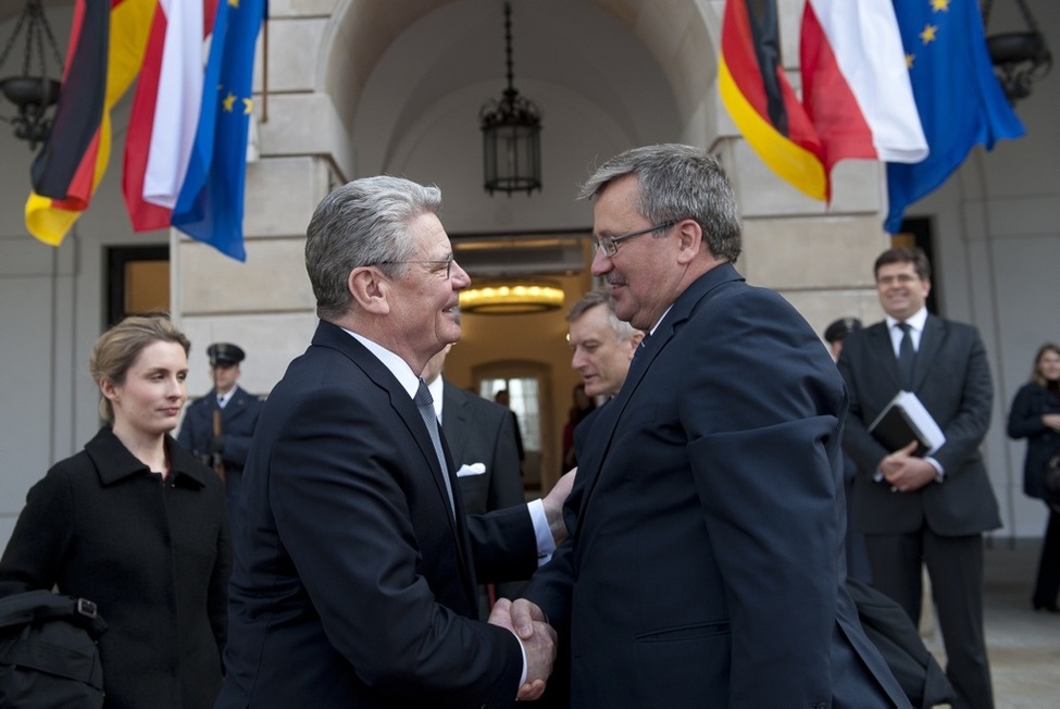  Bundespräsident Joachim Gauck und der polnische Präsident Bronisław Komorowski vor dem Präsidialpalast