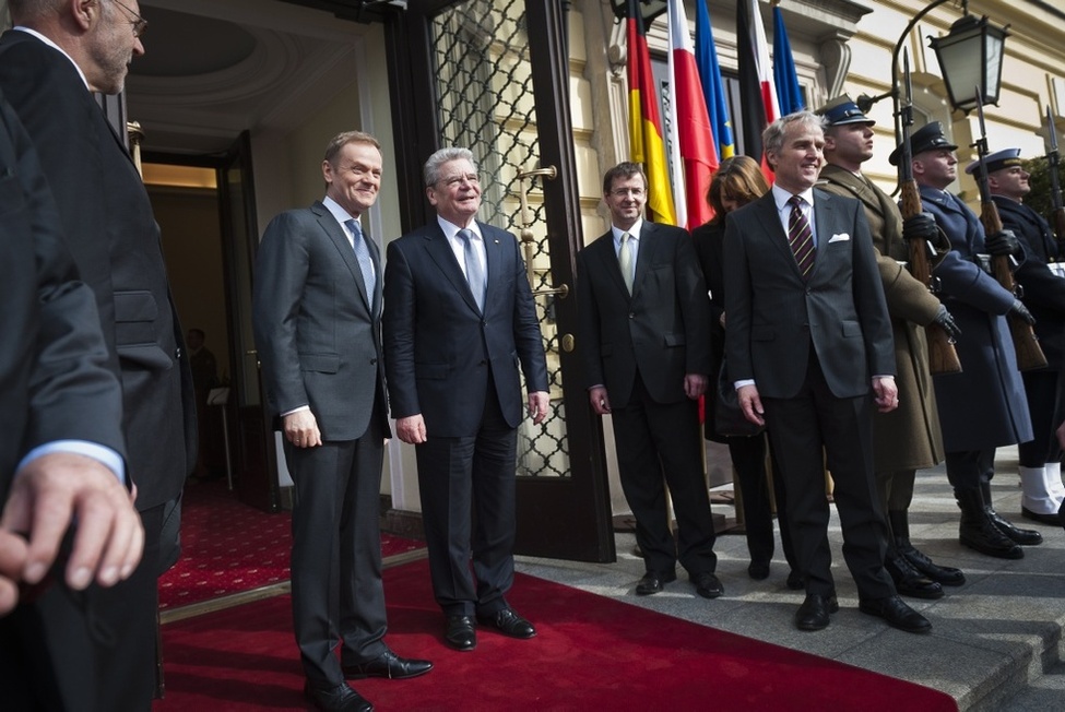 Bundespräsident Joachim Gauck mit dem polnischen Ministerpräsidenten Donald Tusk vor dessen Amtssitz