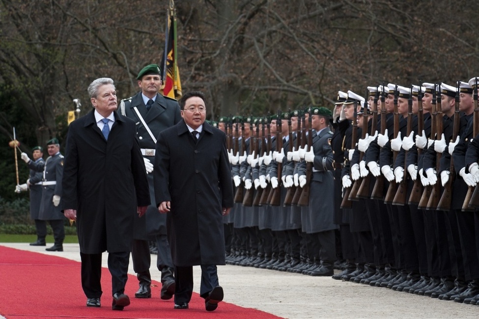 Bundespräsident Joachim Gauck begrüßt den Präsidenten der Mongolei, Tsakhia Elbegdorj, mit militärischen Ehren im Park von Schloss Bellevue