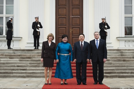 Bundespräsident Joachim Gauck und seine Lebenspartnerin Daniela Schadt begrüßen den Präsidenten der Mongolei, Tsakhia Elbegdorj, und dessen Frau in Schloss Bellevue