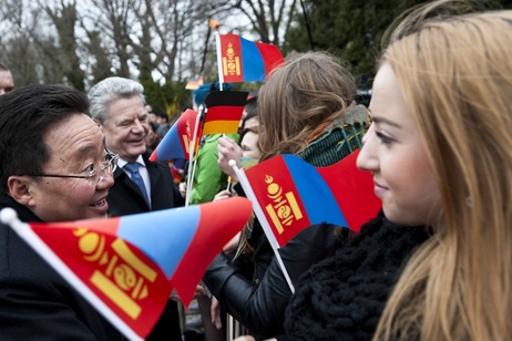 Bundespräsident Joachim Gauck und der Präsident der Mongolei, Tsakhia Elbegdorj, im Gespräch mit Schülerinnen und Schülern im Park von Schloss Bellevue