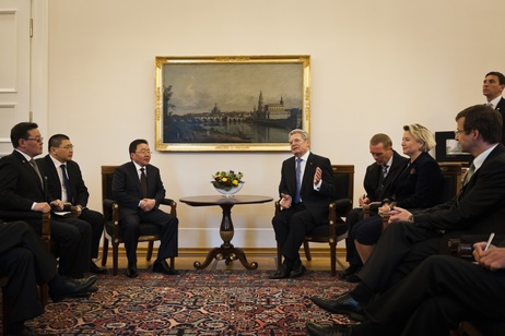 Bundespräsident Joachim Gauck im Gespräch mit dem Präsidenten der Mongolei, Tsakhia Elbegdorj, in seinem Amtszimmer in Schloss Bellevue